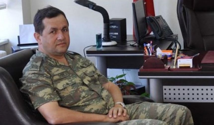 DAEŞ&#039;E KOORİNAT FETÖ’nün TSK içinde konuşlanan teröristlerinin sınırın sıfır noktasında vatana nasıl ihanet ettikleri birer birer ortaya çıkıyor. Ülkede kaos çıkararak darbe zemini oluşturmak isteyen cuntacıların, Suriye’de konuşlu terör örgütü DAEŞ’e Kilis, Şanlıurfa gibi sınır illerindeki bazı merkezleri vurması için koordinat verdiği ortaya çıktı. Akıl almaz ihanetin başrol oyuncusu ise 15 Temmuz gecesi Özel Kuvvetler Komutanlığı’nı ele geçirmeye çalışırken, Astsubay Ömer Halisdemir tarafından öldürülen Tuğgeneral Semih Terzi.