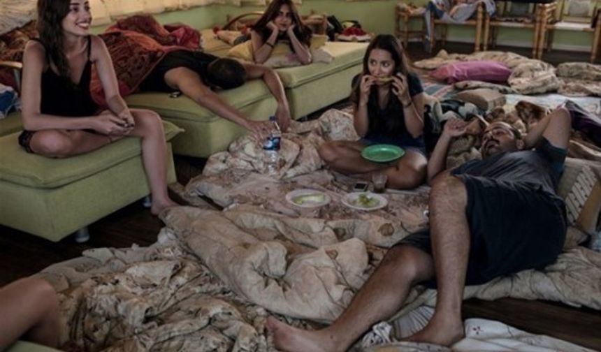 Fotoğraflar, genç İranlıların sokak ile ev arasında ne kadar farklı iki yaşam sürdüğünü gösteriyor.