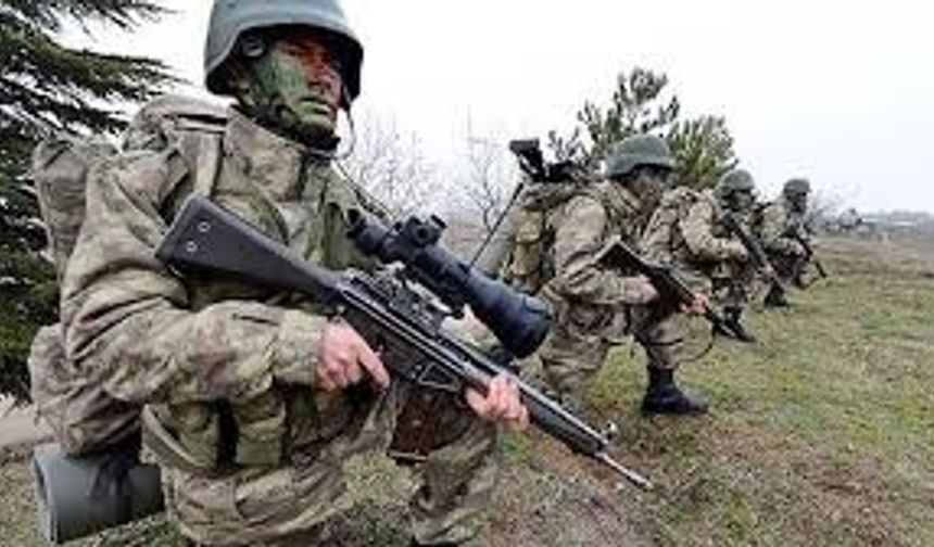 Sur İlçesi’nin 6 mahallesinde açılan hendeklerin kapatılması, barikatların kaldırılması ve ilçedeki PKK’lıların etkisiz hale getirilmesi için 2 Aralık 2015 tarihinden sokağa çıkma yasağı konularak başlatılan operasyonlar devam ediyor. Bölgede dün gece çıkan çatışma sırasında 3 asker yaralandı. Askerlerden, PKK’lı teröristlerin keskin nişancı tüfeği kanas ile açtığı ateşle ağır yaralanan Astsubay Mehmet Ali Dinç, kaldırıldığı Asker Hastanesi’nde yapılan tüm müdahalelere rağmen kurtarılamadı.