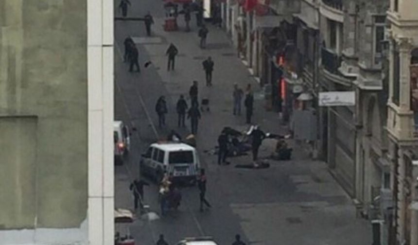 İstanbul  Beyoğlu,  İstiklal Caddesi&#039;nde Demirören Alışveriş Merkezi&#039;nin önünde patlama meydana geldi.