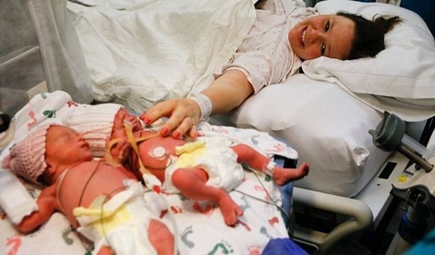 Jenna ve Jillian Thistlethwaite iki yıl önce birbirlerinin elini tutarak dünyaya gelmiş, bu fotoğraf bir anda sembol olmuştu.