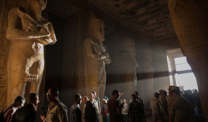 Mısır Firavunlarından II. Ramses&#039;in Ebu Simbel Tapınağı&#039;nda bulunan heykeli, sadece doğum ve taç giyme günleri olarak kabul edilen 22 Ekim ve 22 Şubat&#039;ta güneş ışığı alıyor.