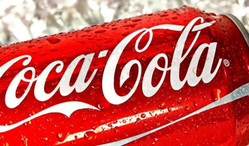 Coca Cola&#039;nın anlamı ne, cola colanın tersten yazılışının anlamı var mı? İçinde alkol bulunuyor mu ve daha birçok soru… İşte dünyanın en ikonik içeceği hakkında en çok merak edilen 5 soru ve cevabı…