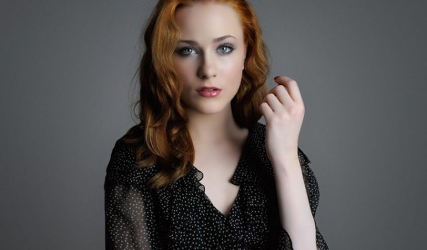 Dünyanın konuştuğu Westworld dizisinin masum Dolores’ini canlandıran 29 yaşındaki ünlü oyuncu Evan Rachel Wood, bar işletmecisi olan sevgilisi tarafından iki kez tcavüze uğradığını açıkladı.
Rolling Stone dergisine konuşan ünlü oyuncu, ‘Biz birlikteyken iki kez sevgilim tarafından tcavüze uğradım. Bir bar sahibi tarafından, farklı iki ortamda… İnsanların daha fazla sessiz kalması gereken bir zamanda yaşadığımıza inanmıyorum. Dünyamızda küstah bir bağnazlık ve sksizme daha fazla yer vermemeliyiz.’