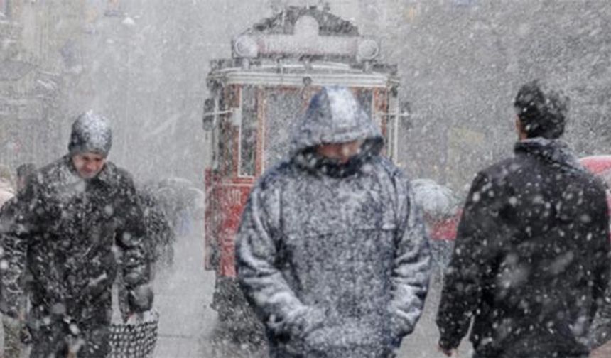 Meteoroloji Genel Müdürlüğü tarafından yapılan kar yağışı uyarısı sonrasında İstanbul Büyükşehir Belediyesine bağlı ekipler yaşanabilecek olumsuzluklara karşın tatbikat yaptı.