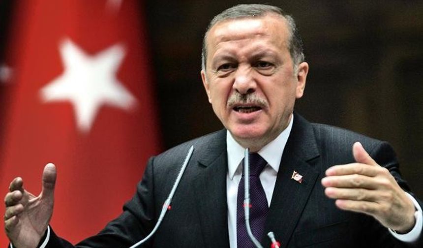 RECEP TAYYİP ERDOĞAN KİMDİR Aslen Rizeli olan Recep Tayyip Erdoğan 26 Şubat 1954&#039;te İstanbul&#039;da doğdu. 1965 yılında Kasımpaşa Piyale İlkokulu&#039;ndan, 1973 yılında ise İstanbul İmam Hatip Lisesi&#039;nden mezun oldu. Fark dersleri sınavını vererek Eyüp Lisesi&#039;nden de diploma aldı. Üniversiteyi Marmara Üniversitesi İktisadî ve Ticarî Bilimler Fakültesi&#039;nde okuyan Erdoğan, bu okuldan 1981 yılında mezun oldu.