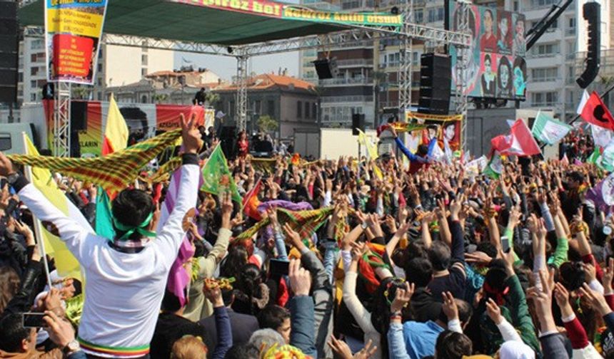 HDP İstanbul Milletvekili Filiz Kerestecioğlu, HDP İl Eş Başkanı Cesim Soylu ve İstanbul Nevruz Miting Tertip Komitesi üyeleri, 20 Mart Pazar günü Bakırköy Pazar Alanı&#039;nda yapmayı planladıkları Nevruz kutlamasıyla ilgili basın toplantısı düzenledi.HDP İstanbul Nevruz Miting Tertip Komitesi başkanı Suat Çorlu, Pazar günü Bakırköy Pazar Alanı&#039;nda yapmayı planladıkları Nevruz kutlamasına İstanbul Valiliği tarafından izin verilmediğini açıkladı.