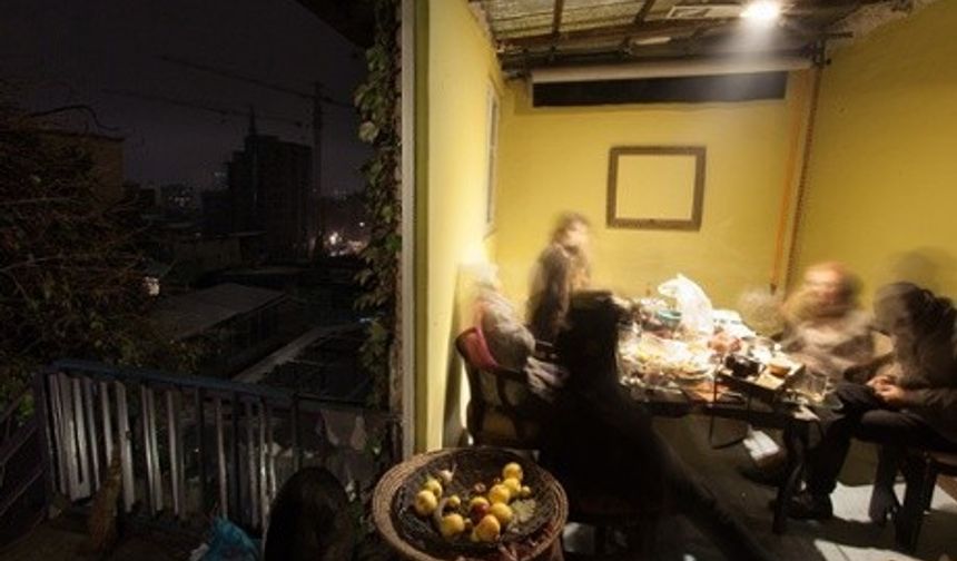 Gece yarısı sessizliğe bürünen Tahran sokaklarında, aslında gece bazıları için yeni başlıyor.