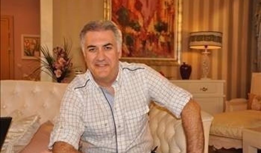 TAMER KARADAĞLI Bir otel odasında birlikte oldukları genç kadın tarafından tuzağa düşürülmüştü. Burcu Mercan adlı kadın, yatak sahnelerini kameraya çektiği Tamer Karadağlı’ya şantaj yapıp 150 bin dolar istemişti. Karadağlı, olayı doğrulayıp, ’Keşke böyle şeyler yaşanmasaydı’ demişti.