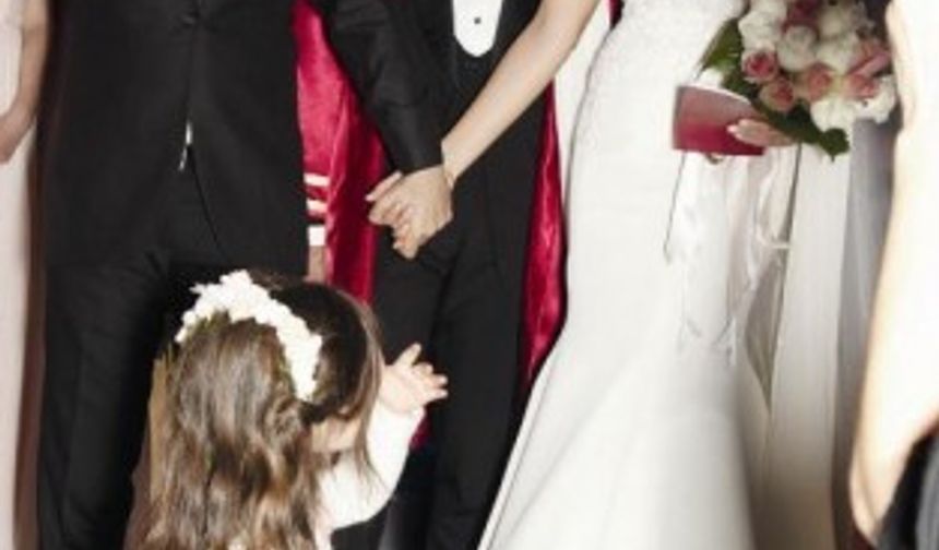 “Tanıştığımızda eşim Chloe’nin dilinde piercing vardı. Çıkartması için 6 ay yalvardım. Değişik bir tarzı vardı, yırtık-pırtık. Onu da değiştirdim.” desede geldiğimiz noktada genç karısı Chiole