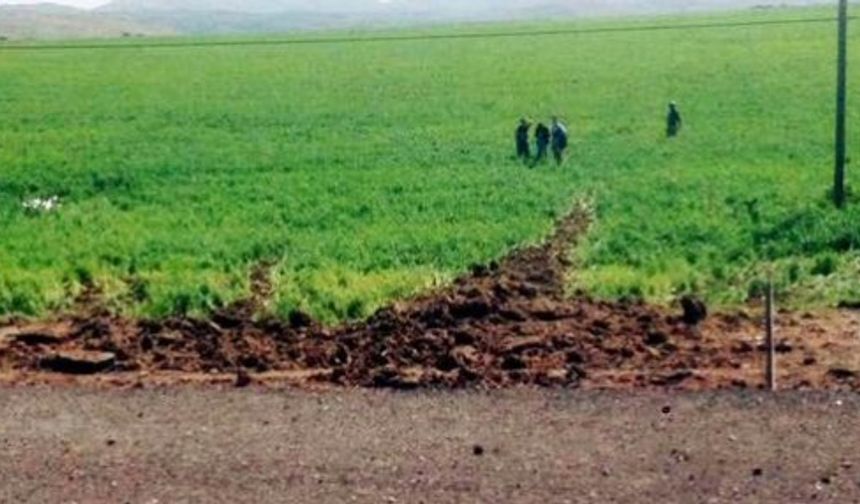 Diyarbakır- Bingöl karayolunda sabah saatlerinde patlayıcı arama ve taraması yapan İl Jandarma Komutanlığına bağlı ekipler, Kocaköy ilçesi yakınlarında arama yaptıkları sırada, PKK&#039;liler bir menfeze yerleştirdikleri patlayıcı uzaktan kumandayla patlattı.