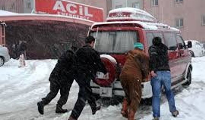 Meteoroloji Genel Müdürlüğü tahmin ve erken uyarı merkezi tarafından yapılan açıklamada Ege Denizi’nde kuvvetli fırtına beklendiği duyuruldu. Cumartesi akşam saatlerinden itibaren başlayıp Pazar gününe kadar devem etmesi beklenen fırtınada rüzgarın hızının saatte 90 kilometreyi bulacağı belirtildi.