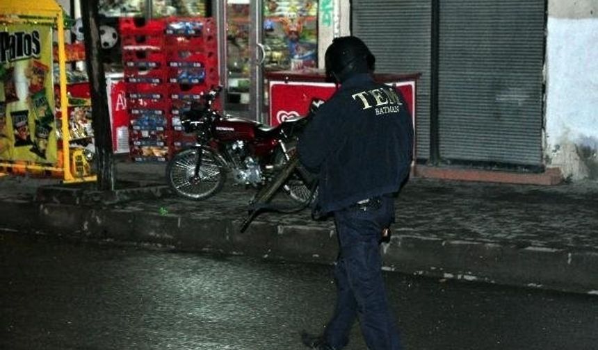 Batman Emniyet Müdürlüğü ekipleri yaptıkları çalışmada 2 kadın PKK&#039;lının eylem yapmak üzere kente geldiğini belirledi. Polisin takip ettiği PKK&#039;lılar bir araçla getirildikleri Sağlık ve Aydınlıkevler Mahallesi&#039;nin kesiştiği Veysel Karani Caddesi üzerinde araçtan inip yaya olarak yürümeye başladı.
