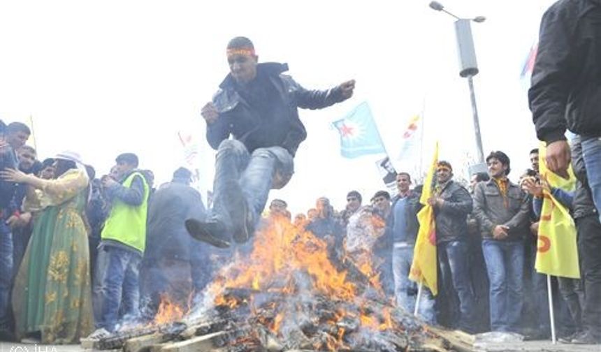 Valilik tarafından yapılan resmi açıklamada, “Anayasamızda ve kanunlarda öngörülen sınırlandırma ve yasaklama şartlarını doğrudan ve açıkça oluşturduğu değerlendirilen eylemlerin gerçekleştirilmesi durumunda meydana gelebilecek istenmeyen olayların engellenebilmesi için, 5442 sayılı İl İdaresi Kanununun 11/C maddesine ve 2911 sayılı Toplantı ve Gösteri Yürüyüşleri Kanununun 17. maddesine istinaden diğer illerden katılımlarla birlikte ’21 Mart Nevruz Kutlaması’ kapsamında yapılması muhtemel her türlü yürüyüş, basın açıklaması, miting, çadır kurma, stant açma ve benzeri türdeki tüm etkinlikler 17-18-19-20 Mart 2016 tarihlerinde Şanlıurfa İl merkezi ve tüm ilçelerde yasaklanmıştır” denildi.