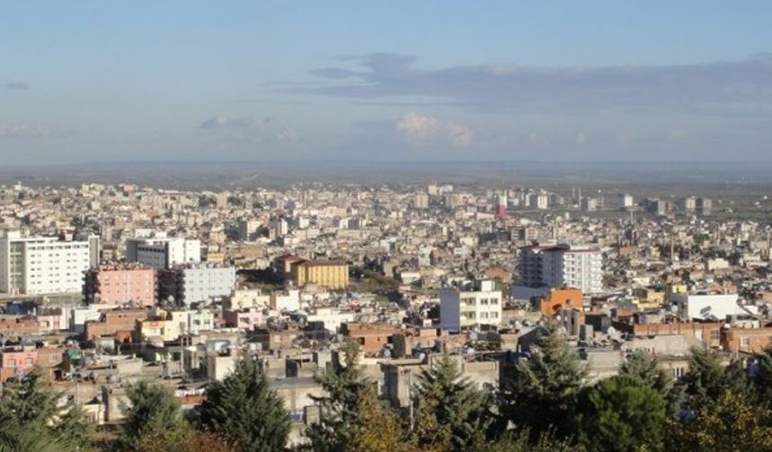 Olay saat 08.45 sıralarında meydana geldi. Suriye&#039;de IŞİD&#039;in kontrolünde bulunan bölgedeki Katyuşa füzelerinden atılan 2 roket, Kilis kent merkezinde yerleşim alanına düştü.