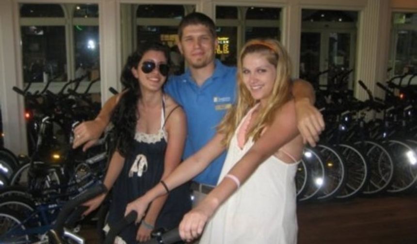 Fotoğraf Çekilirken Elini Nereye Koyacağını Bilemeyenler