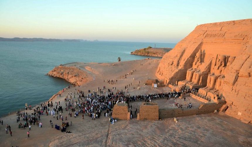 II.Ramses&#039;in doğum gününü tam olarak belirlemenin zor olmasıyla birlikte, 22 Ekim&#039;de II.Ramses heykelinin yüzüne güneş ışınlarının vurması, Antik Mısır&#039;da tarım mevsimi başlangıcının habercisi olurken, 22 Şubat&#039;ta ikinci kez güneş alması ise hasat mevsiminin başlangıcına işaret ediyor.