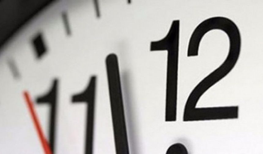 Türkiye’de bu yıl kış saatine geçmek için saatleri bir saat geri alınmıyor. Ancak bu pazar (30 Ekim) gününe dikkat etmek gerekiyor...PAZAR GÜNÜ BİR SAAT İLERİ ALMAYI UNUTMAYIN...İŞTE NEDENİ?