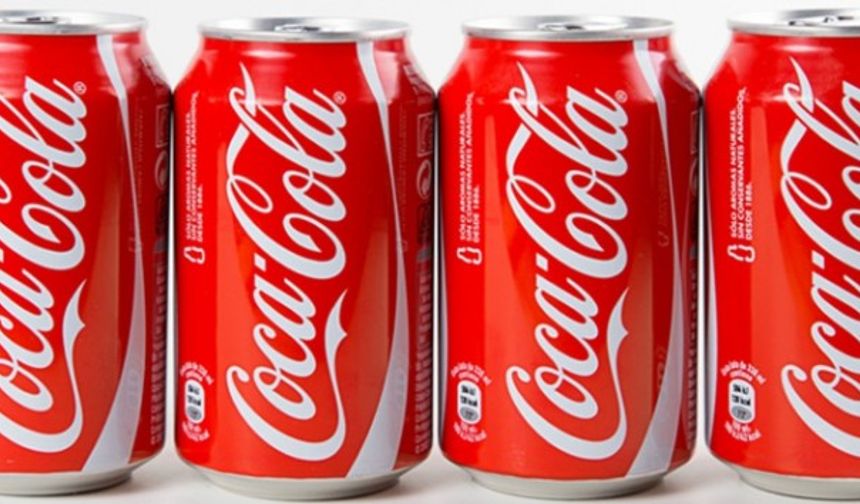 Coca Cola… Belki de tüm zamanların en çok merak edilen, en çok şehir efsanelerine konu olmuş ama &quot;130 yıldır açık ara dünyanın en popüler içeceği olma&quot; ünvanını hiç kaybetmeden bu noktaya gelmeyi başarmış bir marka…