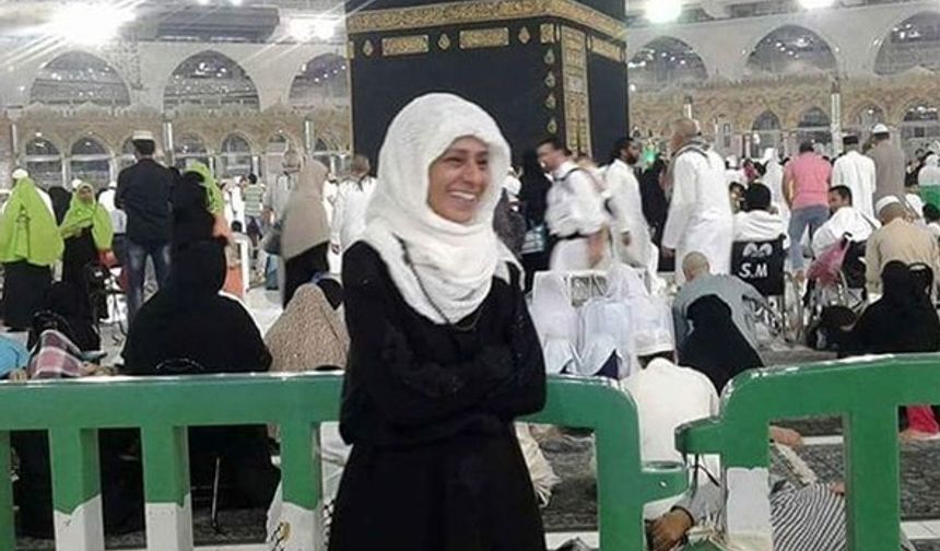 Ünlü sanatçı, Umre dönüşü ilk kez dün akşam sahne aldı.
Tilbe&#039;nin kıyafet seçimi ve değişen tarzı dikkatlerden kaçmadı.

Her zamankinin aksine kapalı ve sade bir kıyafet seçen Yıldız Tilbe&#039;nin bu tercihi Umre dönüşü radikal kararlar mı aldı sorusunu akıllara getirdi.