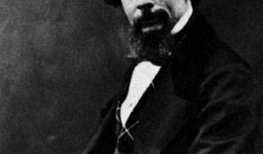 CHARLES DICKENS 

Romanlarını büyük görkemli bir çalışma odasında kaleme alırmış. Düzgün bir el yazısıyla mavi renkli kağıtlar üzerine kağıdın rengine yakın tonda bir mürekkep kullanırmış.