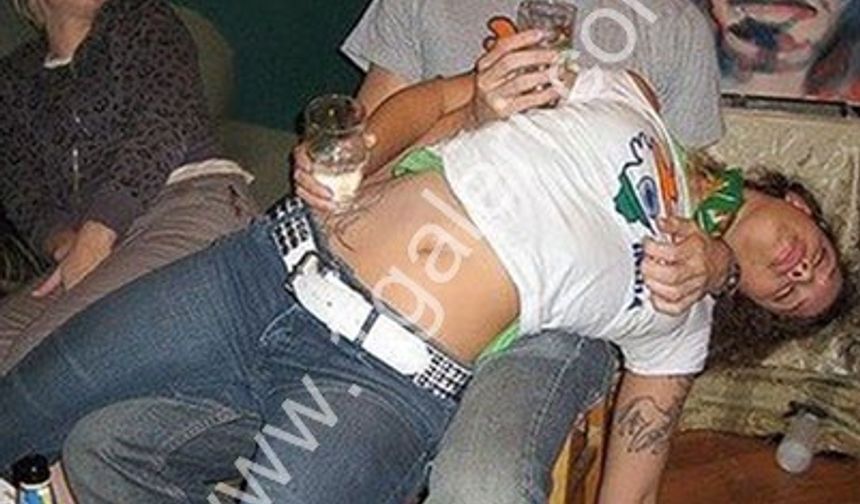 Alkol’ün Etkisiyle Ne Yaptıgını Bilmeyen 9 Bayan Fotografı