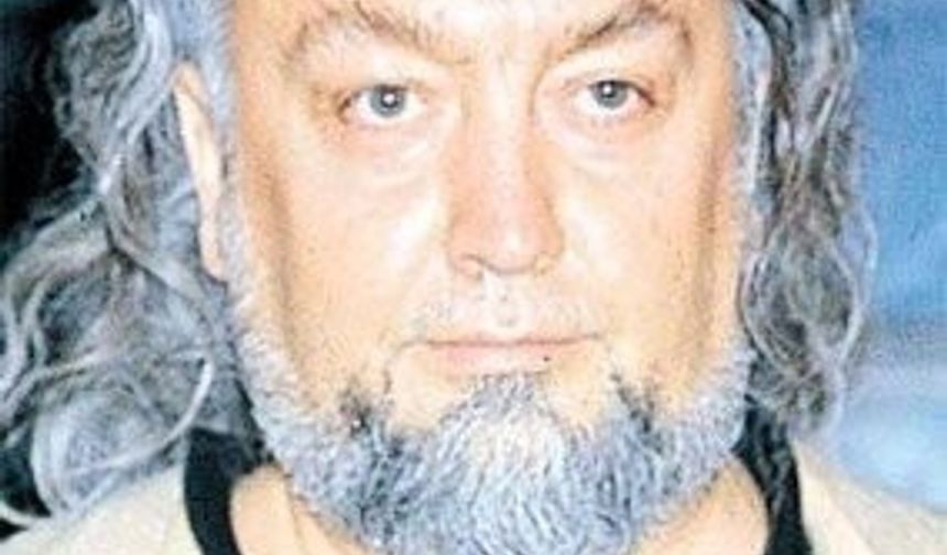 Debdebe İstanbul Polisi&#039;nin düzenlediği en büyük çete operasyonu, trilyonlara hükmeden Adnan Hoca&#039;nın, Osmanlı padişahlarını kıskandıracak yaşantısını, geç de olsa gün ışığına çıkarttı. Hanedanını zengin çocuklarından seçtiği yakışıklı müritleriyle kuran Adnan Hoca, İstanbul Üniversitesi Edebiyat Fakültesi&#039;nden terk. Doktor raporlarına göre ruh sağlığı yerinde değil.