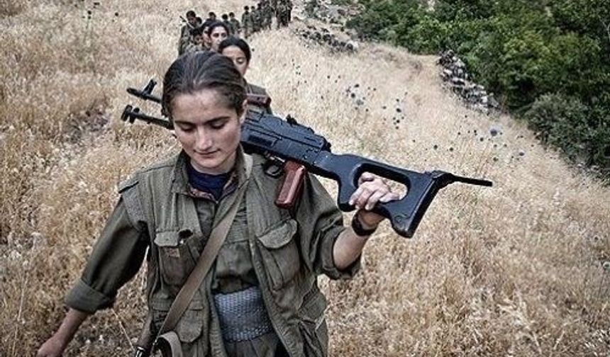 KARAKOL VE BİNALARIN GÖRÜNTÜLERİNİ ÇEKİYORLAR Doğu ve Güneydoğu Anadolu 
Bölgelerinde artan terör olaylarına karşı istihbarat birimleri de her türlü 
bilgi akışını kayıt altına alıyor.
Teröristlerin özellikle küçük yaştaki çocukları para karşılığı kandırdıkları ve 
böylelikle karakol ve kamu binalarının görüntülerini çektirerek kendilerine 
getirmelerini istedikleri son günlerde yakalanan 10&#039;a yakın çocuğun ifadesiyle ortaya çıktı.