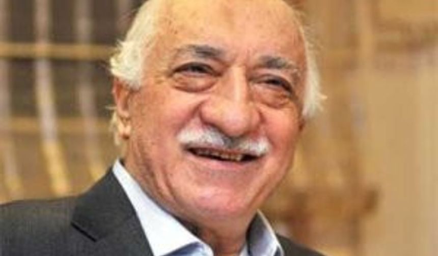 FETÖ’nün firari finansörü Akın İpek&#039;in, ABD&#039;de yanına gittiği teröristbaşı Fetullah Gülen’in dizinin dibindeki görüntüleri ortaya çıktı.
