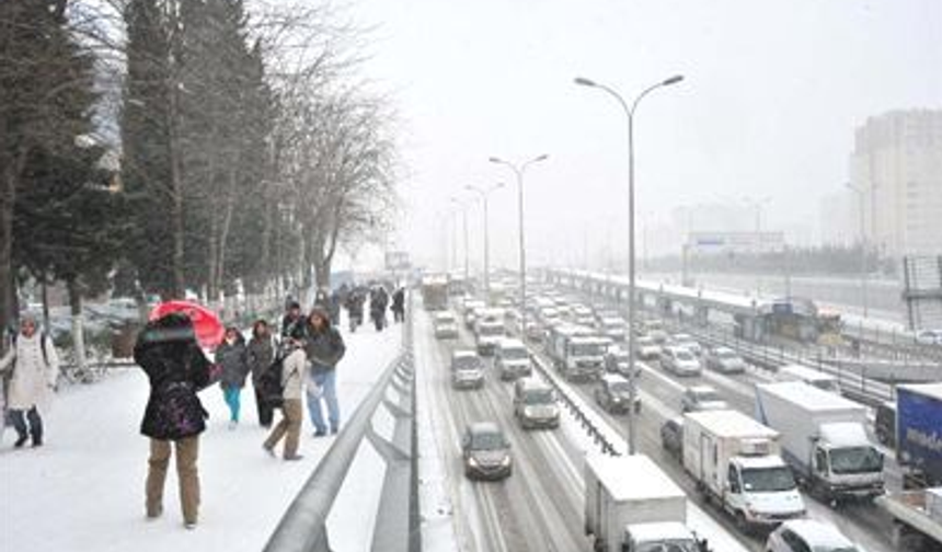 İstanbul&#039;da kar yağışı ile birlikte hava sıcaklığı da eksi 2 dereceye inecek. Meteorolojinin sitesinden yayınladığı bilgilere göre İstanbul&#039;da kar yağışı aralıklarla gün boyu devam edecek.