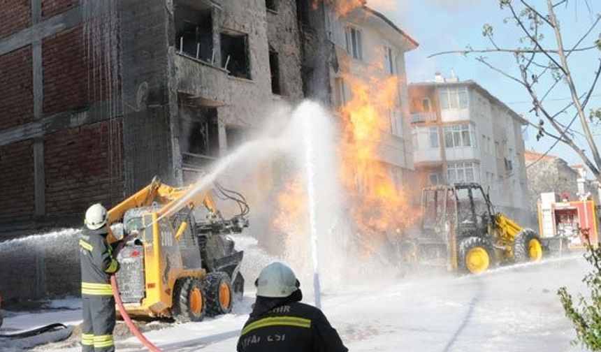 Edinilen bilgiye göre, Tunalı Mahallesi Dinlek Sokak üzerinde bir firmaya ait alt yapı çalışması sırasında kazı yapan kepçe operatörü, kepçesiyle yer altından geçen doğalgaz borusuna zarar verdi. Doğalgaz borusunun patlama sesiyle mahalle sakini durumu hemen polis ekiplerine haber verdi. Patlamanın etkisiyle doğalgaz borusu, geniş çapta yangın çıkmasına neden oldu. Olay yerine yönlendirilen İtfaiye, 112 Acil Sağlık ve ESGAZ yetkilileri bir süre yangın yerine yaklaşamadı. Kepçe operatörü Hasan Gülistan ve dumandan etkilenen 1 kişi, olay yerine gelen ilk ambulans ile Eskişehir Devlet Hastanesine kaldırılarak tedavi altına alındı. Öte yandan alevlerin büyümesi ile olay yerine birçok itfaiye ekibi sevk edildi. Yaklaşık 1 buçuk saatlik çalışmanın ardından kontrol altına alınabilen alevlerde can kaybı yaşanmazken, dumandan etkilenen 1’i çocuk 5 kişi de tedavileri için çeşitli hastanelere kaldırıldı.
