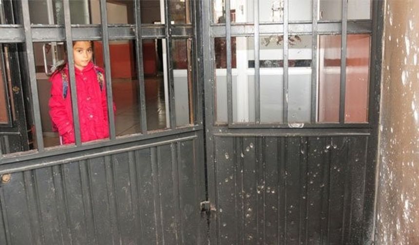 Van’ın İpekyolu ilçesindeki Lütfiye Binnaz Saçlı İlköğretim Okulu&#039; na parça tesirli bomba atıldı.