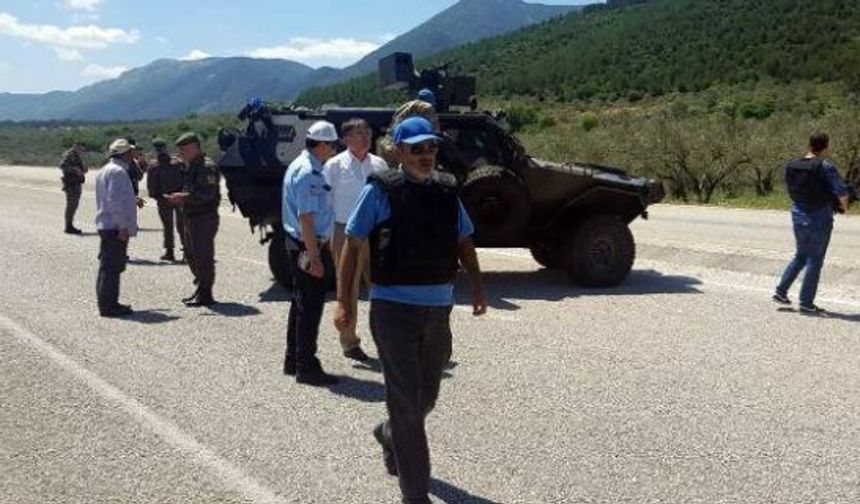 Yola tuzaklanan bombaların ilk belirlemelere göre uzaktan kumandayla patlatıldığının anlaşıldığı belirtildi.
