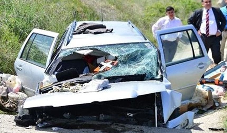 Tokat&#039;ın Erbaa ilçesinde meydana gelen trafik kazasında 2 kişi hayatını kaybetti.Kaza, D100 karayolu Akça köyü yakınlarında meydana geldi. Edinilen bilgilere göre, 74 yaşındaki Mustafa Tosun idaresinde CW MT 29 Alman plakalı otomobil sürücüsünün direksiyon hakimiyetini kaybetmesi sonucu otomobil yol kanarındaki kanala daha sonra kanal üzerinde bulunan menfeze çarptı.