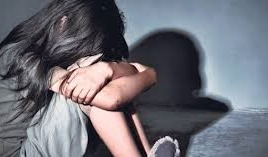 Ertesi gün Ü.K. arkadaşı M.T.K.&#039;ya (18) &#039;sana sürprizim var&#039; diyerek evine davet etti. M.T.K. da Ü.K.&#039;nın evinde G.T. ile birlikte oldu.