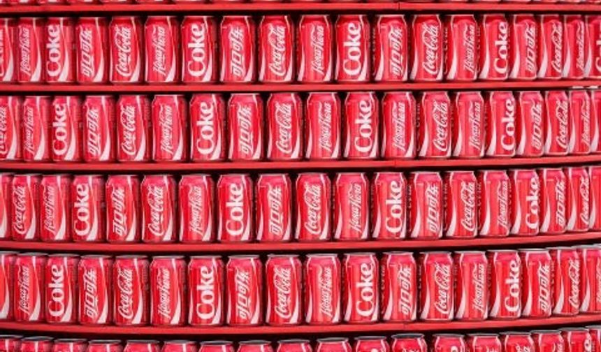 Hayır yok, Coca Cola&#039;yı bulan Dr. John Pemberton&#039;ın ortağı Frank Robinson tarafından bulunmuş iki kelime. Oluşturulurken tek düşünülen ise hem fonetik olarak kulağa iyi gelmesi hem de iki C&#039;nin yan yana estetik duracağı düşüncesiymiş.
