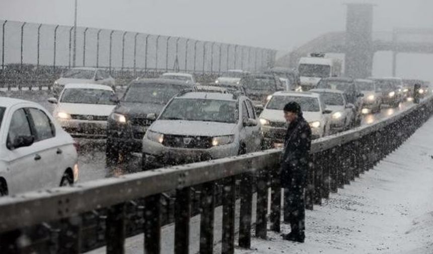 İstanbul Büyükşehir Belediyesi Afet Koordinasyon Merkezi tarafından düzenlenen tatbikata yaklaşık bin 500 personel ve 654 kar küreme aracı katıldı.
