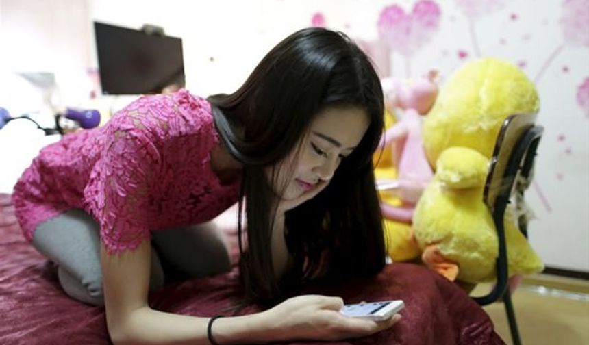 Bazen bilgisayarla bazen de akıllı telefonlarıyla erkeklerle konuşup onların ilgisini çeken bu genç kızların yaptığı iş Çin&#039;de tam anlamıyla bir sektör oluşturmuş.