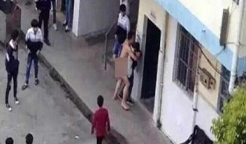 30 yaşında olduğu açıklanan öğretmen öğrencilerin korku dolu bakışları arasında çırılçıplak şekilde bir kız öğrenciye saldırdı.