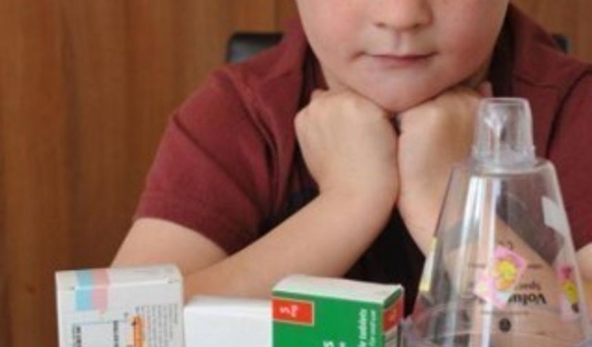 Bu yüzden saçlarını kısa tutan Junior sürekli kocaman bir ilaç çantası ile dolaşmak zorunda. Çünkü alerji listesi uzun: Ceviz, kedi, köpek, domuz, tavşan, at, çim, mite, polen ve tabii saç teli.