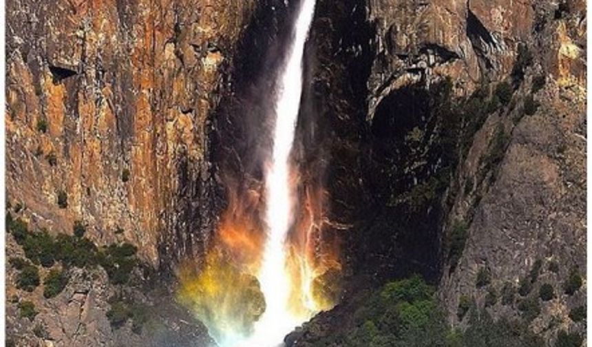 İnstagram&#039;daki &quot;Earthofficial&quot; hesabı, bize dünyanın ne kadar mükemmel bir yer olduğunu göstermeye ant içmiş bir hesap. Bu hesapta paylaşılan fotoğrafları görüp, hala dünya için duyarsız kalan biri sanırız duygularını aldırmıştır.