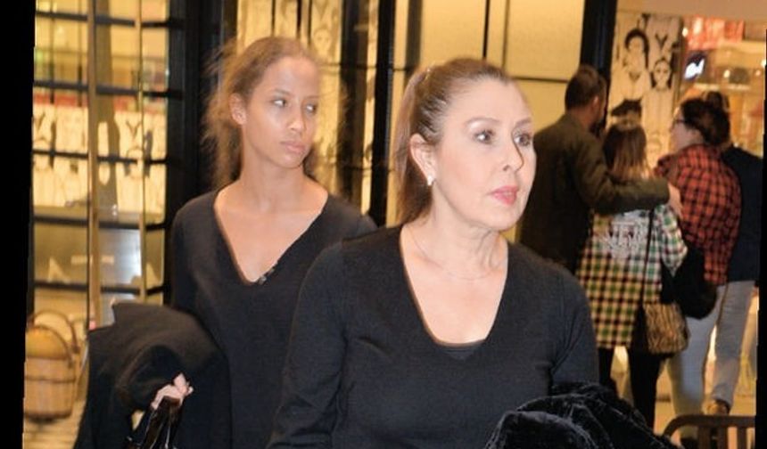 Hiç bilmediğiniz bir genetik mirası devralmaktan çekinmediniz mi? * Genetik faktörler çok önemli ama fiziksel görünümünde daha etkili. Kişiliği ile ilgili gelişimler sanki sonradan şekilleniyor. * Sizden evvel bebeği görüp de almayan aileler oldu mu? * Bunu söylemek istemiyorum… (Duygulanıyor…) * Üzülme, kader işte. Sen bu bebeği alasın diye belki onlar istemedi.
BENİ 12’DEN VURDUN * Beni asıl etkileyen bu oldu. Aslında açıklamak istemiyordum ama tam 12’den vurdun yani. Peki, anlatayım artık. Biraz davranış olarak ayına uygun fakat küçük bir bebek. Sonra da yuvada kaldığı için gelişimini gerektiği gibi tamamlayamamış. Onun için bir doktor gitti bebeği gördü. Ve bana kesin alabilirsiniz diye bir şey söylenmedi. Senin sorduğun hikâye de beni çok etkiledi. Yani birtakım ailelerin görüp de onu almak istememeleri.