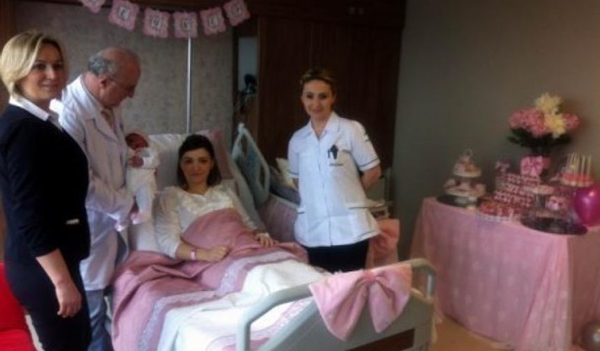 Doktor: Gördüğüm en uzun bebek Epidüral anestezi altında normal yolla gerçekleştirilen doğumda anne ile bebeğin son derece sağlıklı bir şekilde olduğunu belirten Liman Hastanesi Kadın Hastalıkları ve Doğum Uzmanı Opr. Dr. Alaattin Balcı, meslek hayatında gördüğü en uzun boylu Bebek olduğunu ifade etti.