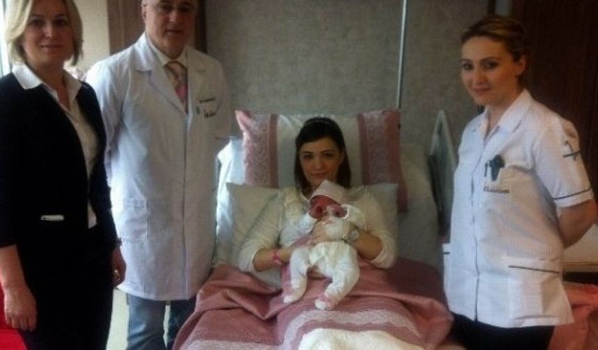 Samsun’da dünyaya gelen 58 santim boyunda ve 4 kilo 420 gram ağırlığındaki kız bebeğin boyunun uzunluğu doktorları şaşırttı.