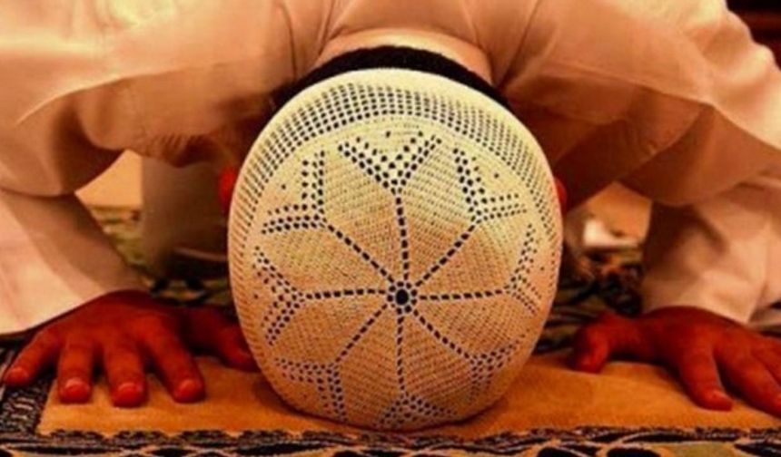 Nitekim Allâh Rasûlü -sallâllâhü aleyhi ve sellem-’in, namaz kılan bir şahsın elleriyle sakalını karıştırdığını görünce:“–Eğer bunun kalbinde huşû olsaydı, vücûdunun her uzvunda hareketsizlik olurdu.” (Tirmizî) buyurması, kalb ile vücûdun namazdaki müşterekliğinin zarûretini ifâde etmektedir.