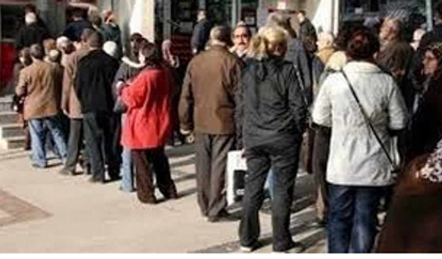 Emeklilerin gelirini, seyyanen zam ve prim kesintisini kaldırarak artıran hükümet, düşük maaşlılar için çalışma başlattı. 2000 yılı ve sonrası emeklilerine 355 liraya varan intibak, hükümetin programına girdi.