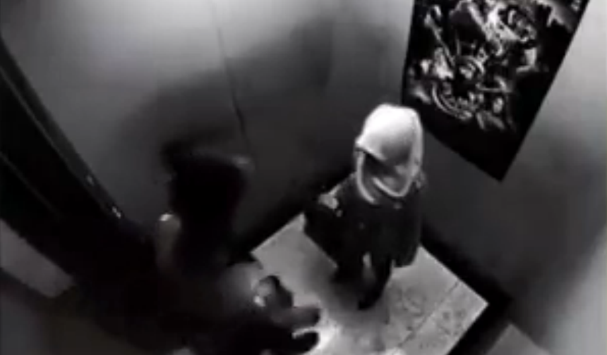 Asansörde Genç kızın Çantasını çalmak İsteyen Gençlere Dayak..