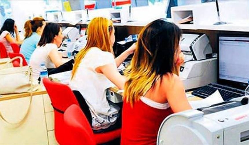 Yıllık izin en çok 3’e bölünebiliyor ve bir bölümü 10 günden az olmuyor. Meclis’teki tasarı yasalaşırsa yıllık izin 5’e bölünebilecek ve bir bölümü 6 günden az olmayacak. İşçiler bayramlarda tatil olmayan günler için izin kullanıp tatillerini uzatabilecek.
Geçtiğimiz hafta içinde Meclis&#039;e gelen kanun tasarısı, çalışma hayatında pek çok konuda değişiklik öngörüyor. Çalışanlar açısından tasarının en önemli maddesi ise yıllık izin kullanımında değişiklik öngören madde olarak belirtiliyor.

Hem çalışanlardan, hem işverenlerden gelen talepler sonucunda yıllık izin kullanım koşullarının değiştirilmesi gündeme gelmişti. Tasarı bu yöndeki talepler sonucunda hazırlandı. Peki, tasarı bu haliyle yasalaşırsa yıllık izinler nasıl kullanılacak?

GALERİNİN DEVAMI İÇİN TIKLAYINIZ...