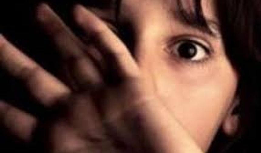 BABA OĞLUNA TECAVÜZ EDERKEN BAKIN ANNE NE DİYOR!!
 &#039;Baba oğluna cinsel istismar uygularken anne; biraz daha dayan oğlum ne olacak ki&#039; diyordu.Anne aynı cümleyi bu kez de kızları istismar edildiğinde söylüyordu.&#039;Babanın ihtiyacını gider, ne olur bak! yoksa baban bize zarar verir&#039;.(Ağabey de kız kardeşlerine tecavüz ediyor olmalı ki bu eylemden sonra) yeniden anne: abindir ne olacak, evlenene kadar yapmak zorundasın&#039;.