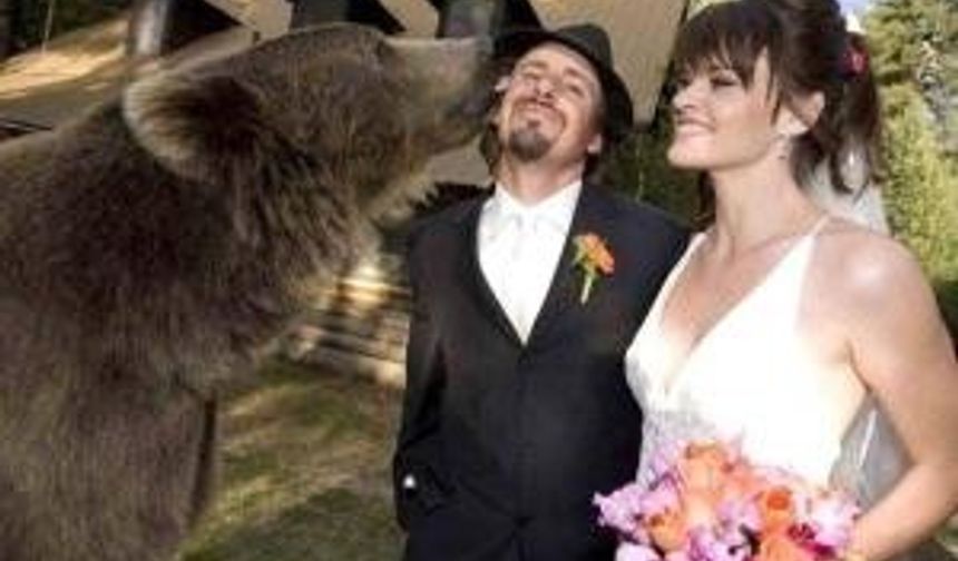 Hayatlarının en özel günlerinden biri olan düğün günlerini ölümsüzleştirmek isteyen çiftlerin sıra dışı fotoğraflara göz atmaya ne dersiniz? İşte en tuhaf düğün fotoğrafları… 1